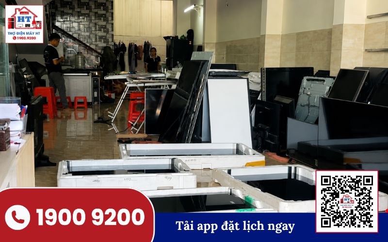 Thợ HT kiểm tra tivi tại nhà Kỹ thuật viên của Hệ Thống Điện Tử HT sửa tivi trực tiếp tại nhà khách hàng ở Phú Yên.