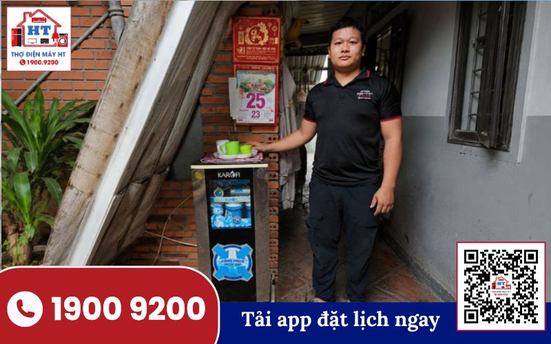 Kỹ thuật viên sửa máy lọc nước tại nhà Quận 7 nhanh chóng và chuyên nghiệp.