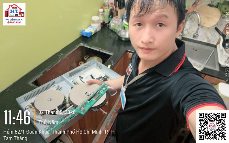 Kỹ thuật Điện Tử HT sửa bếp từ tại nhà Quảng Trị cho khách hàng.