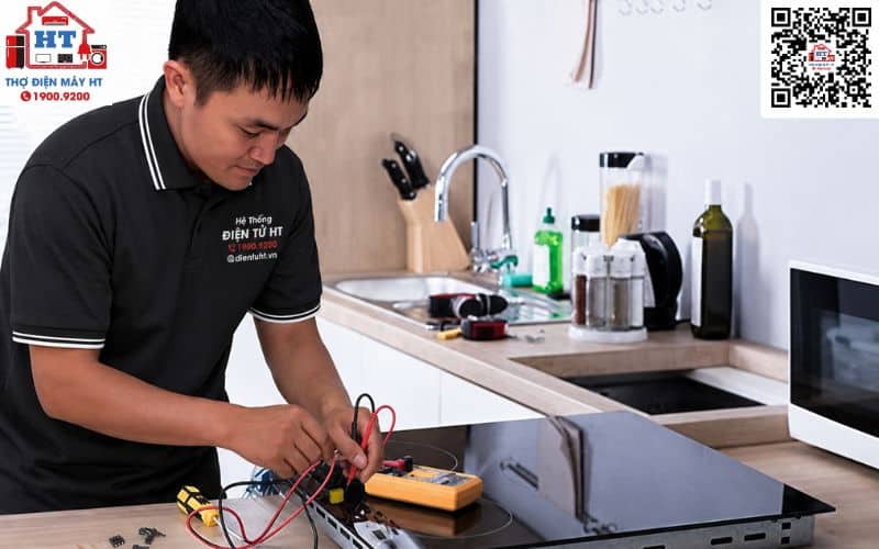 Kỹ thuật viên của Hệ Thống Điện Tử HT sửa bếp từ tại nhà ở Bình Tân