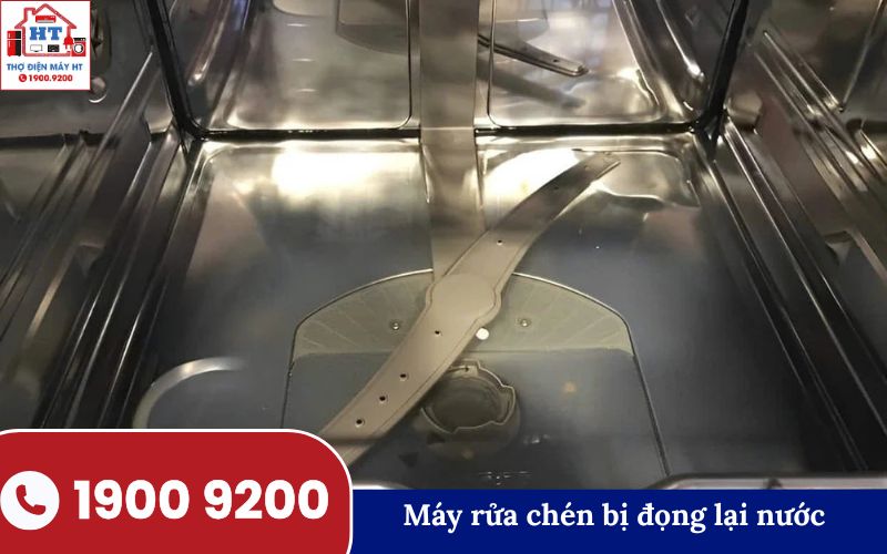 Sửa máy rửa chén bị đọng nước.