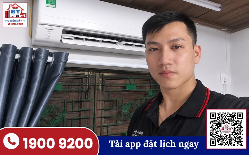 Máy lạnh dân dụng lắp đặt trong phòng khách Dàn lạnh máy điều hòa không khí màu trắng gắn trên tường phòng khách, gần cửa sổ và rèm cửa màu kem.