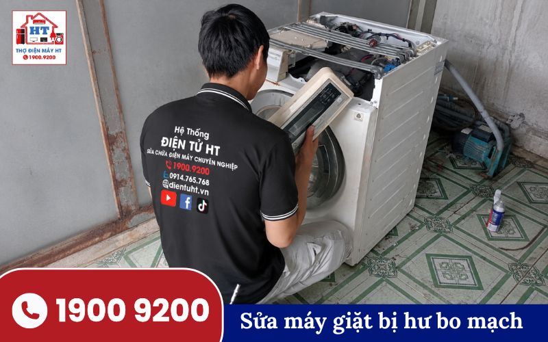 Kiểm tra bo mạch điều khiển máy giặt Kỹ thuật viên đang kiểm tra bo mạch máy giặt, tập trung vào các linh kiện điện tử trên bảng mạch.