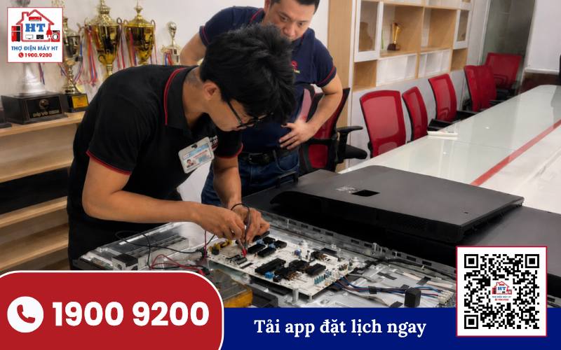 Kiểm tra bo mạch tivi khi tivi không vào được YouTube Kiểm tra bo mạch tivi khi tivi không vào được YouTube, hình ảnh cận cảnh bo mạch màu xanh lá với các linh kiện điện tử.