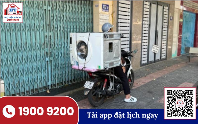 Vận chuyển máy giặt an toàn đến địa điểm lắp đặt Kỹ thuật viên đang vận chuyển máy giặt đến nhà khách hàng, chuẩn bị lắp đặt và hướng dẫn sử dụng