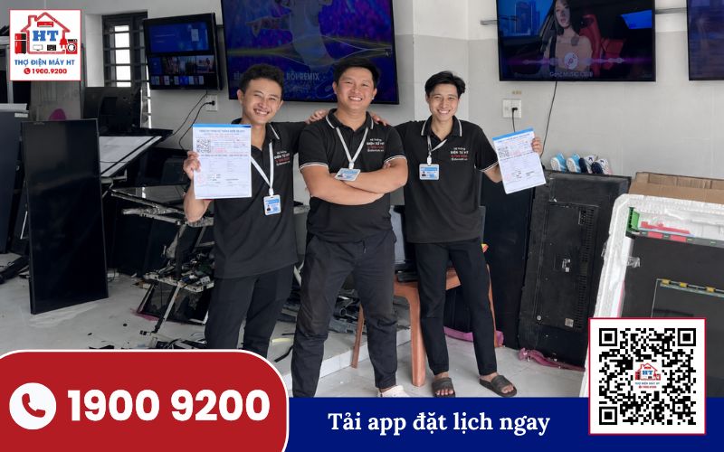 Bảng mạch điện tử trong dịch vụ kỹ thuật và bảo hành Bảng mạch kỹ thuật điện tử với các linh kiện nhỏ, được sử dụng trong dịch vụ bảo hành thiết bị.
