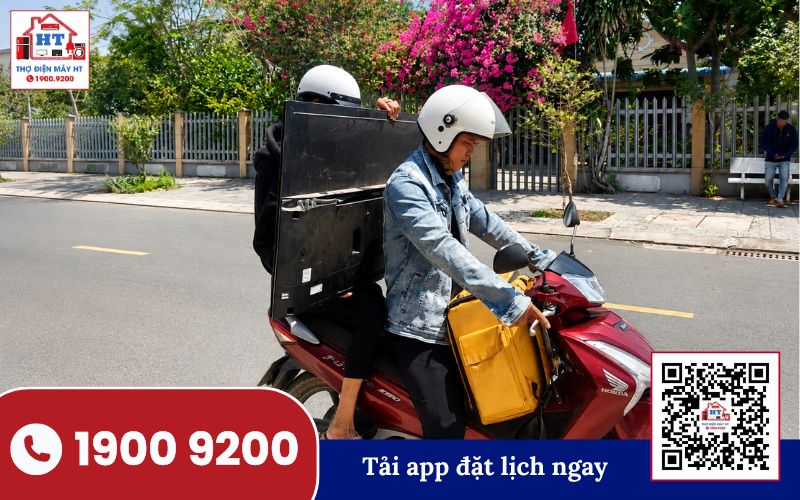 Vận chuyển tivi an toàn đến địa điểm lắp đặt Nhân viên kỹ thuật vận chuyển tivi màn hình phẳng đến nhà khách hàng để lắp đặt hoặc kiểm tra