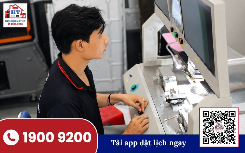 Kiểm tra lỗi màn hình tivi 50 inch chuyên nghiệp Kỹ thuật viên đang kiểm tra màn hình tivi 50 inch bằng thiết bị chuyên dụng trên bàn làm việc
