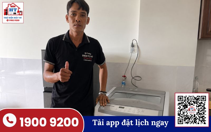 Kiểm tra máy giặt cửa trên để khắc phục sự cố Kỹ thuật viên đang kiểm tra máy giặt cửa trên, có thể là khắc phục sự cố giặt đồ đen bị phai màu