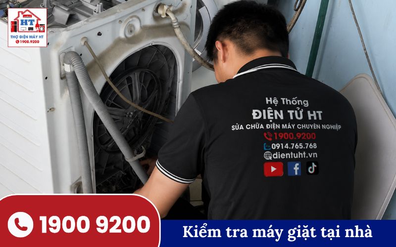 Kiểm tra kỹ thuật máy giặt cửa trên Kỹ thuật viên đang kiểm tra máy giặt cửa trên, tập trung vào phần bảng điều khiển và nắp máy.