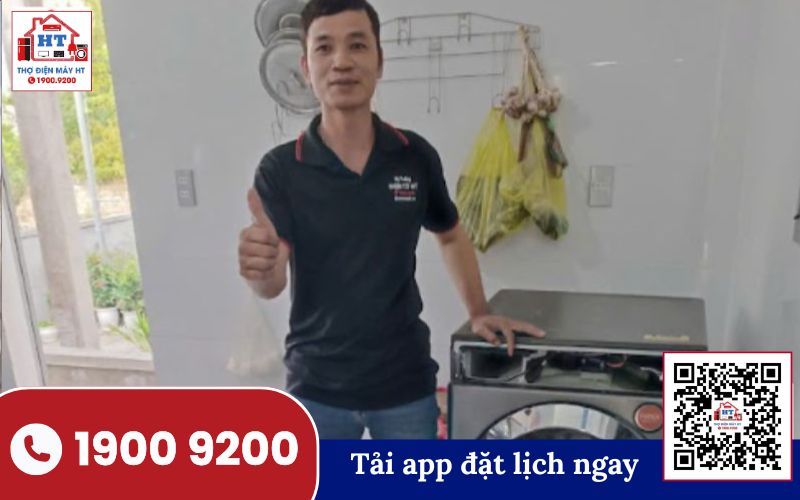 Kiểm tra tổng quát máy giặt cửa trên Kỹ thuật viên đang kiểm tra máy giặt cửa trên, tập trung vào bảng điều khiển và các nút bấm.