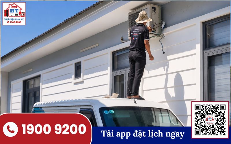 Vệ sinh lưới lọc dàn lạnh máy điều hòa Daikin Kỹ thuật viên đang kiểm tra và vệ sinh lưới lọc của dàn lạnh máy điều hòa Daikin
