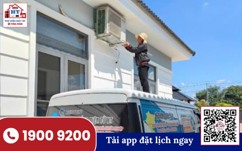 Kiểm tra dàn lạnh máy điều hòa LG Hình ảnh minh họa kỹ thuật viên đang kiểm tra máy lạnh LG treo tường, tập trung vào dàn lạnh bên trong.