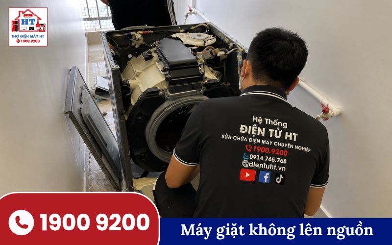 Bảng điều khiển máy giặt cửa trên không hiển thị nguồn Bảng điều khiển máy giặt cửa trên với các nút bấm và màn hình hiển thị, minh họa trạng thái không lên nguồn.