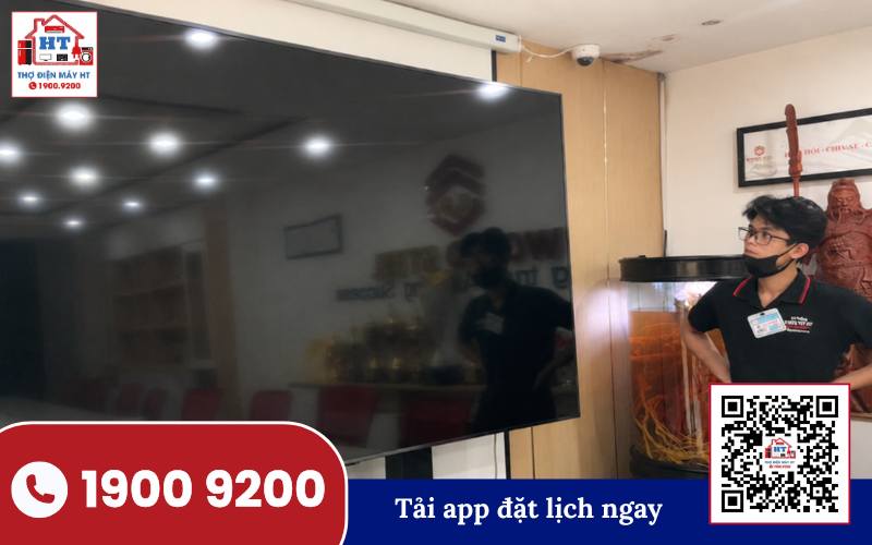 Thao tác kiểm tra linh kiện bên trong tivi khi màn hình bị đen Kiểm tra màn hình tivi bị đen bằng cách tháo vỏ sau và quan sát các linh kiện bên trong
