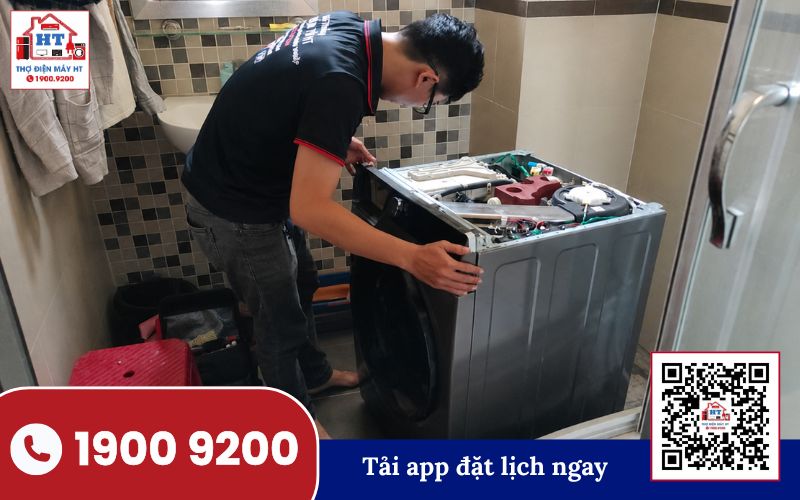 Hướng dẫn sử dụng bảng điều khiển máy giặt Electrolux Bảng điều khiển máy giặt Electrolux với các nút xoay và màn hình hiển thị, minh họa cách sử dụng thiết bị.