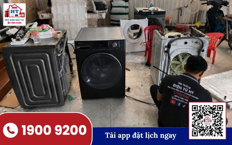 Kiểm tra tổng quát máy giặt trước khi vệ sinh Kỹ thuật viên đang kiểm tra và bảo dưỡng máy giặt cửa trên, chuẩn bị cho quy trình vệ sinh định kỳ