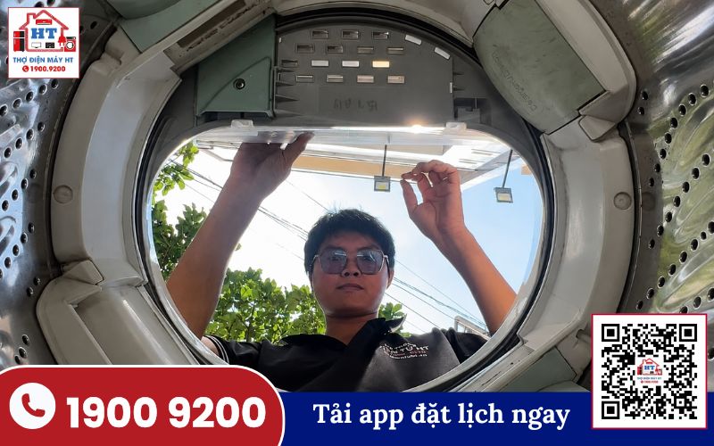 Phân loại quần áo trước khi giặt máy để bảo vệ sợi vải và màu sắc Người dùng đang phân loại quần áo theo màu sắc và chất liệu trước khi cho vào máy giặt cửa trên
