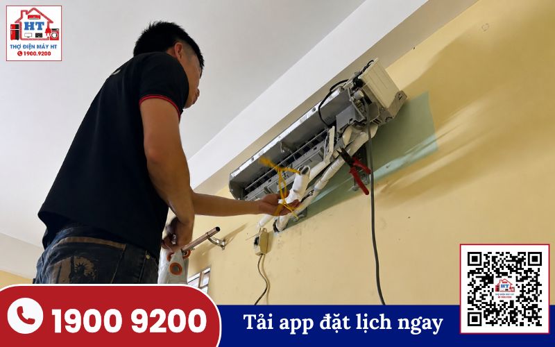 Kiểm tra dàn lạnh máy điều hòa không khí Người thợ đang kiểm tra dàn lạnh máy điều hòa không khí treo tường, tập trung vào khu vực bên dưới cánh quạt gió.