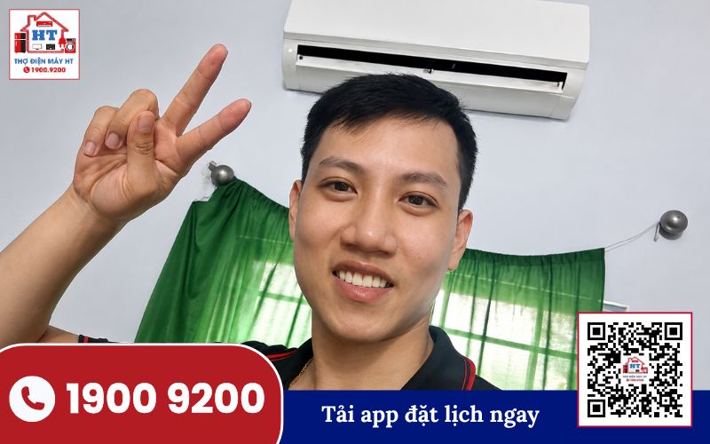 Kiểm tra máy lạnh Panasonic tại nhà Kỹ thuật viên đang kiểm tra dàn lạnh máy điều hòa Panasonic treo tường