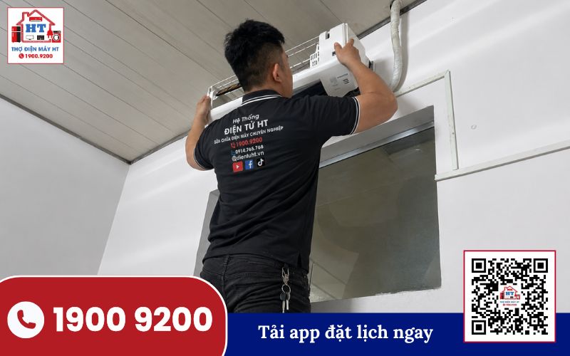 Cận cảnh dàn lạnh máy điều hòa không khí gắn tường Cận cảnh một phần dàn lạnh của máy điều hòa không khí gắn tường, với vỏ ngoài màu trắng và các khe thoát khí.