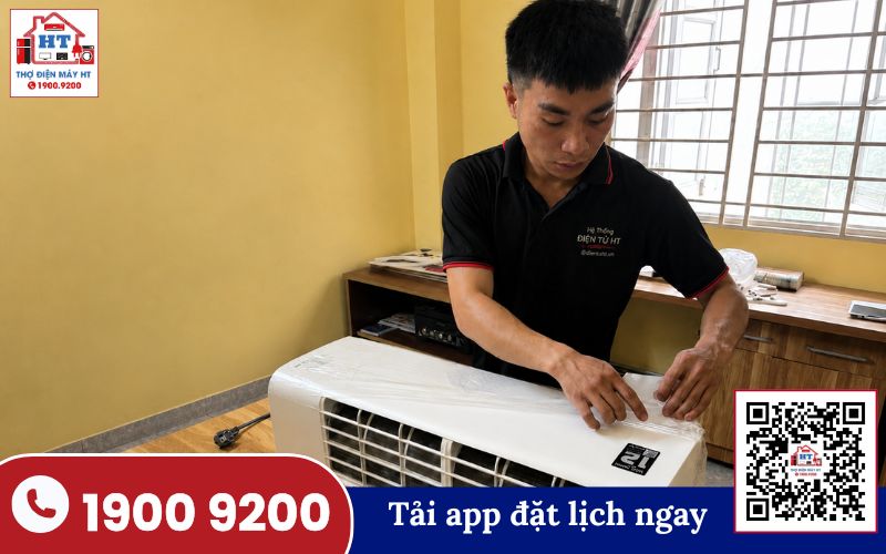 Kiểm tra dàn lạnh máy điều hòa Toshiba Kỹ thuật viên kiểm tra dàn lạnh máy điều hòa Toshiba treo tường màu trắng