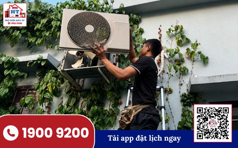 Kiểm tra máy lạnh Panasonic trước khi sửa chữa Kỹ thuật viên đang kiểm tra máy lạnh Panasonic treo tường, chuẩn bị cho việc sửa chữa hoặc bảo trì.