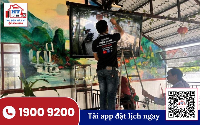 Kiểm tra tivi sau sự cố ngập nước Tivi đặt trên sàn gỗ, dây điện và các cổng kết nối phía sau, gợi ý kiểm tra thiết bị.
