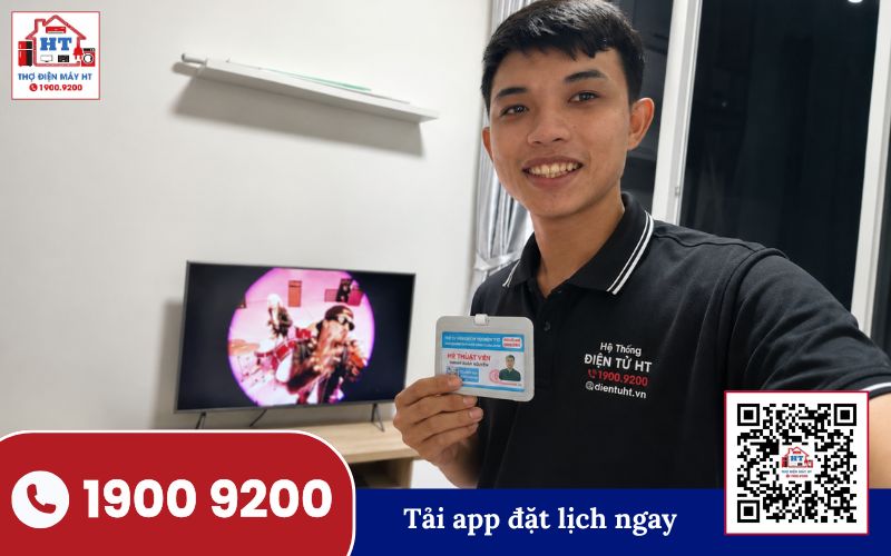 Vị trí đặt tivi trong nhà Tivi đặt trên kệ gỗ, phía sau là tường gạch, minh họa vị trí đặt tivi trong không gian sống.