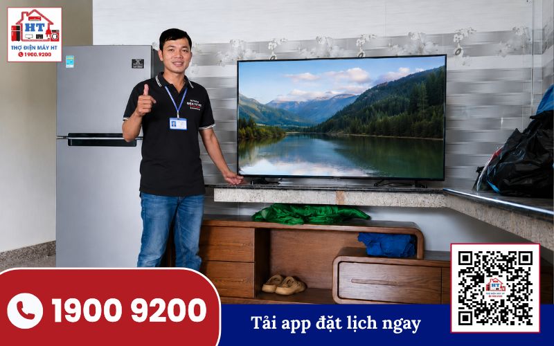Kiểm tra kết nối dây cáp phía sau tivi Kỹ thuật viên đang kiểm tra mặt sau của tivi, tập trung vào các cổng kết nối và dây cáp