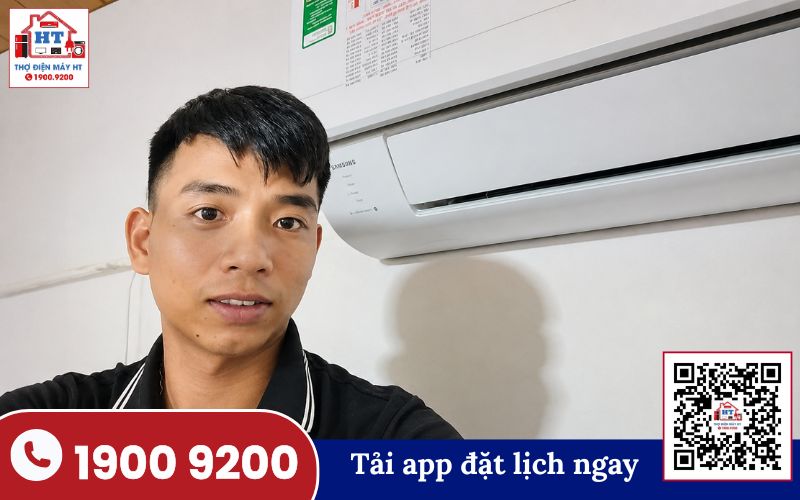 Kiểm tra máy lạnh LG tại nhà Kỹ thuật viên đang kiểm tra máy lạnh LG tại nhà, tập trung vào các bộ phận bên trong.
