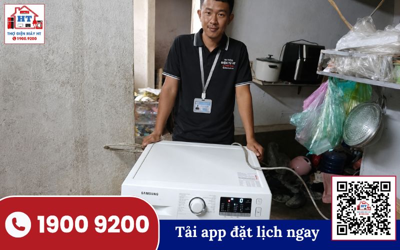 Vệ sinh lồng máy giặt cửa trên bằng tay Người dùng đang vệ sinh lồng máy giặt cửa trên bằng tay, dùng bàn chải chà sạch các vết bẩn bám