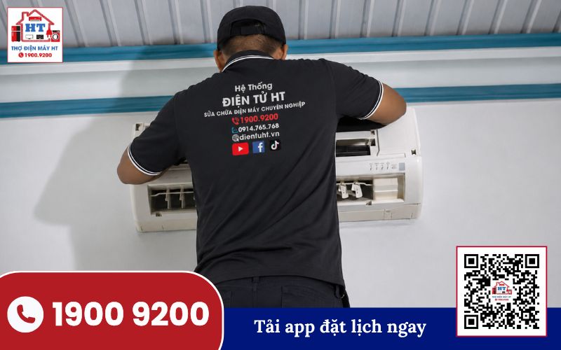 Vệ sinh lưới lọc bụi của máy lạnh định kỳ để duy trì hiệu quả làm mát Kỹ thuật viên đang kiểm tra và vệ sinh lưới lọc bụi của máy lạnh treo tường để đảm bảo luồng không khí sạch
