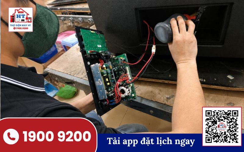 Kiểm tra tổng quan loa kéo trước khi kết nối micro Kiểm tra tổng thể loa kéo với các bộ phận như tay cầm, bánh xe và lưới bảo vệ loa.
