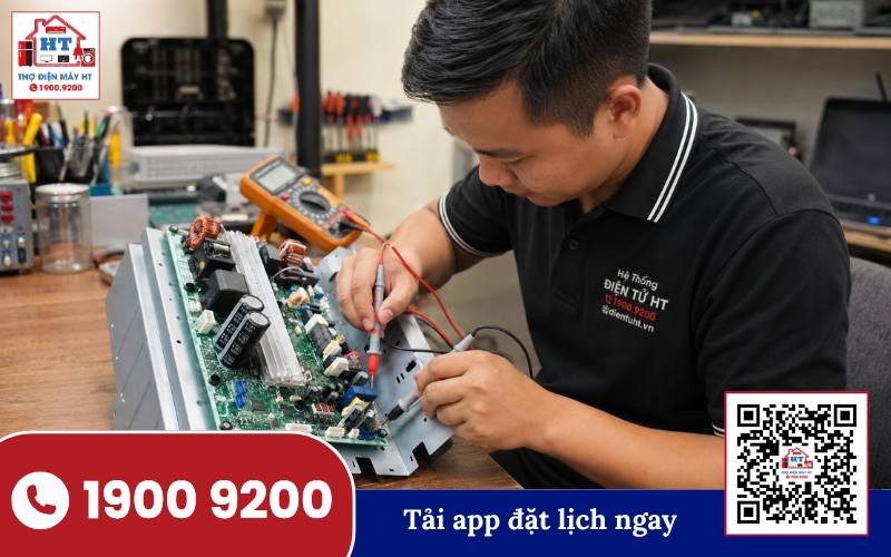 Kiểm tra và sửa chữa bo mạch điện tử thiết bị gia dụng Kỹ thuật viên đang kiểm tra, sửa chữa bo mạch điện tử của thiết bị gia dụng trên bàn làm việc chuyên dụng.