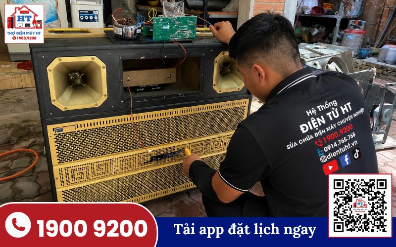 Kiểm tra loa kéo trước khi kết nối mixer Kỹ thuật viên đang kiểm tra loa kéo, chuẩn bị cho việc kết nối mixer với loa kéo