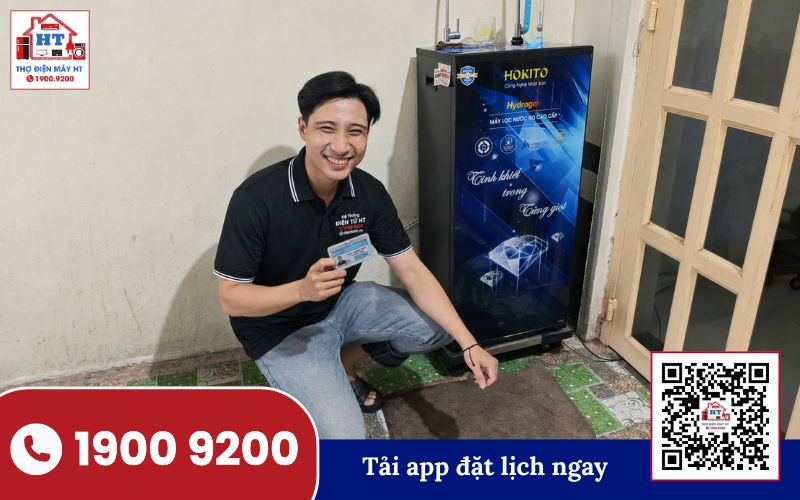 Kiểm tra máy lọc nước RO Kỹ thuật viên kiểm tra máy lọc nước RO với các dụng cụ chuyên dụng trên bàn làm việc