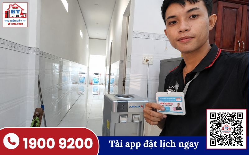 Kiểm tra máy lọc nước tại nhà Kỹ thuật viên kiểm tra máy lọc nước đặt dưới bồn rửa, với các đường ống và lõi lọc dễ tiếp cận.