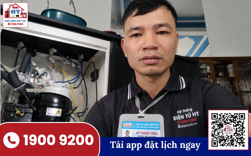 Kỹ thuật viên kiểm tra máy lọc nước trước khi reset báo thay lõi Kỹ thuật viên đang kiểm tra máy lọc nước tại nhà, chuẩn bị thực hiện quy trình reset báo thay lõi.