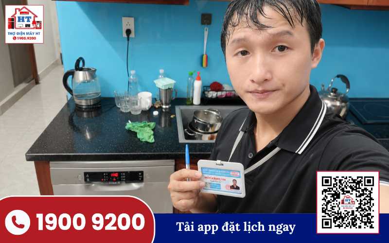 Kiểm tra tổng thể máy rửa chén Kỹ thuật viên đang kiểm tra máy rửa chén, tập trung vào bảng điều khiển và cửa máy