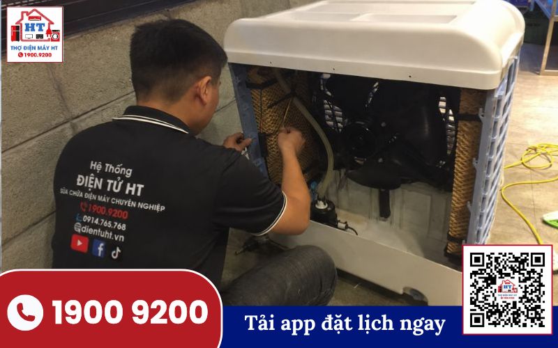 Kiểm tra tổng thể quạt hơi nước từ phía sau Kỹ thuật viên đang kiểm tra quạt hơi nước từ phía sau, tập trung vào các bộ phận bên trong