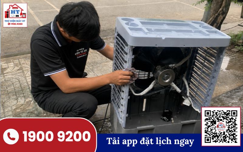 Bình chứa nước quạt điều hòa tháo rời để vệ sinh Bình chứa nước của quạt điều hòa được tháo rời, đặt trên nền gạch để chuẩn bị vệ sinh