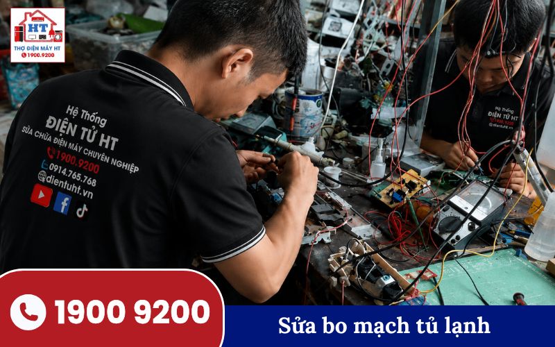 Bảng mạch điện tử tủ lạnh trên bàn làm việc Bảng mạch điện tử tủ lạnh được đặt trên bề mặt làm việc, có các linh kiện và dây dẫn kết nối rõ ràng.