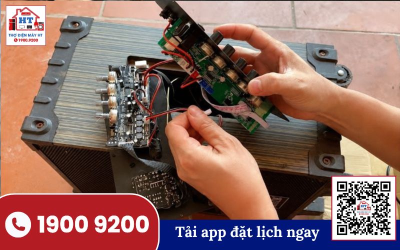 Kiểm tra bo mạch loa kéo Kỹ thuật viên kiểm tra bo mạch loa kéo bằng đồng hồ đo điện tử