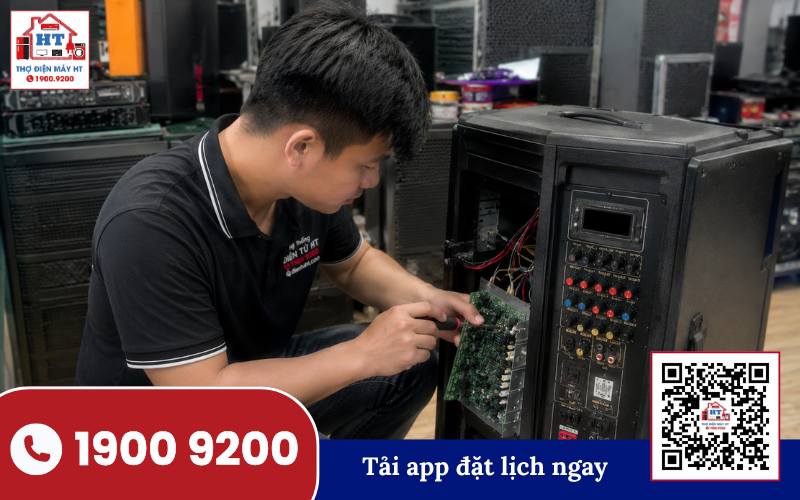 Tổng quan các nút điều khiển phía sau loa kéo Bảng điều khiển phía sau của loa kéo với các nút điều chỉnh âm lượng, bass, treble và cổng kết nối