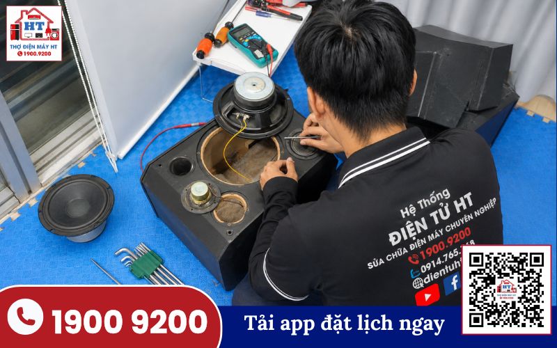 Kiểm tra loa kéo tại nhà: mở mặt sau loa để thao tác Kiểm tra loa kéo tại nhà: kỹ thuật viên đang mở mặt sau loa, chuẩn bị thao tác sửa chữa