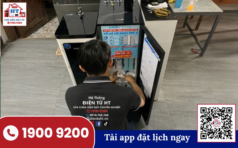 Kiểm tra máy lọc nước bị chảy nước Kiểm tra máy lọc nước bị rò rỉ nước, có thể do lõi lọc hoặc các mối nối ống nước