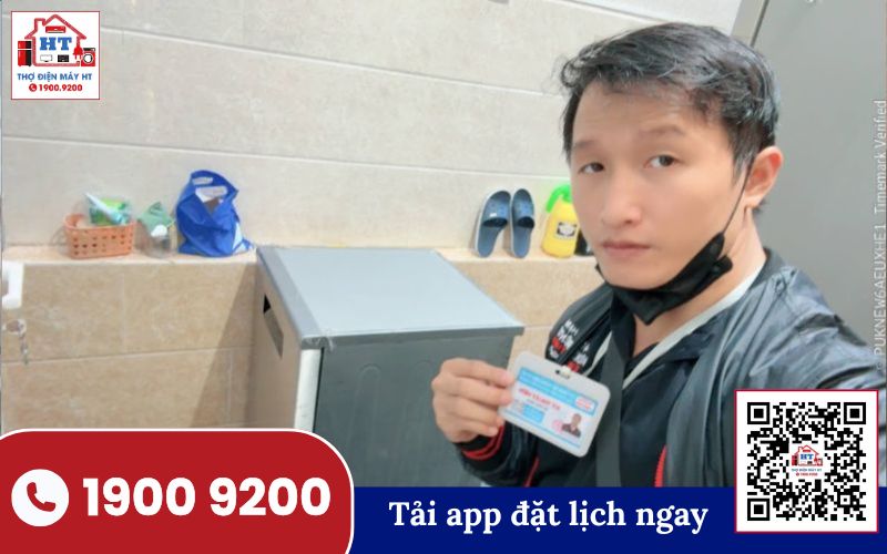 Cấu tạo bên trong máy rửa chén Bosch Bên trong máy rửa chén Bosch với các giỏ đựng chén đĩa và cánh tay phun nước