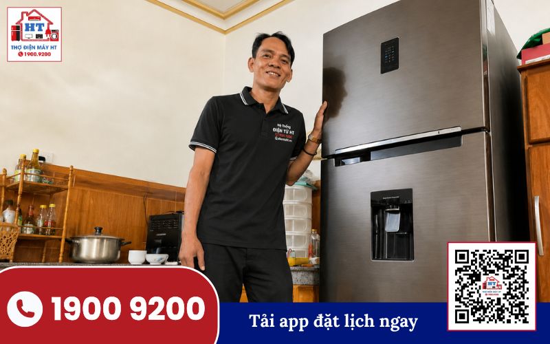 Thao tác trên bảng điều khiển tủ lạnh Hình ảnh cận cảnh một người đang thao tác trên bảng điều khiển điện tử của tủ lạnh