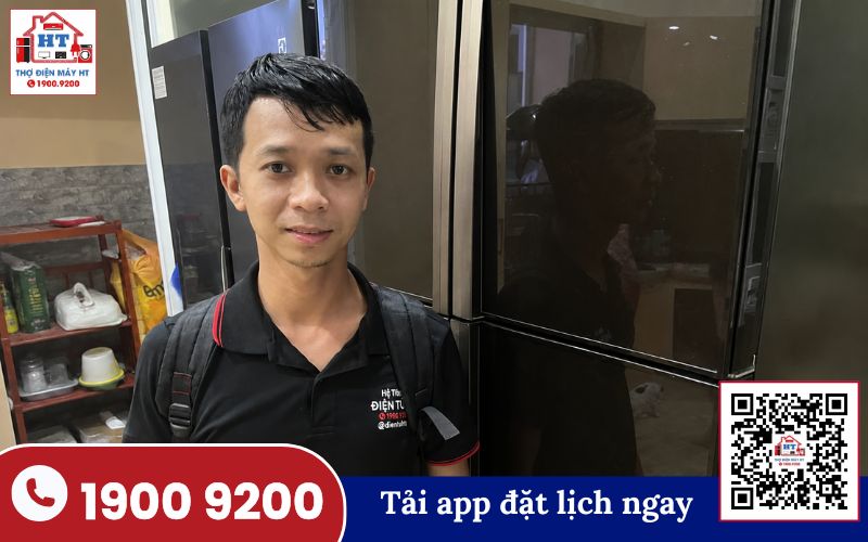 Kiểm tra kỹ thuật bên trong tủ lạnh để tối ưu hiệu suất Kỹ thuật viên đang kiểm tra bên trong tủ lạnh để tìm nguyên nhân gây hao phí điện năng, đảm bảo hoạt động hiệu quả.